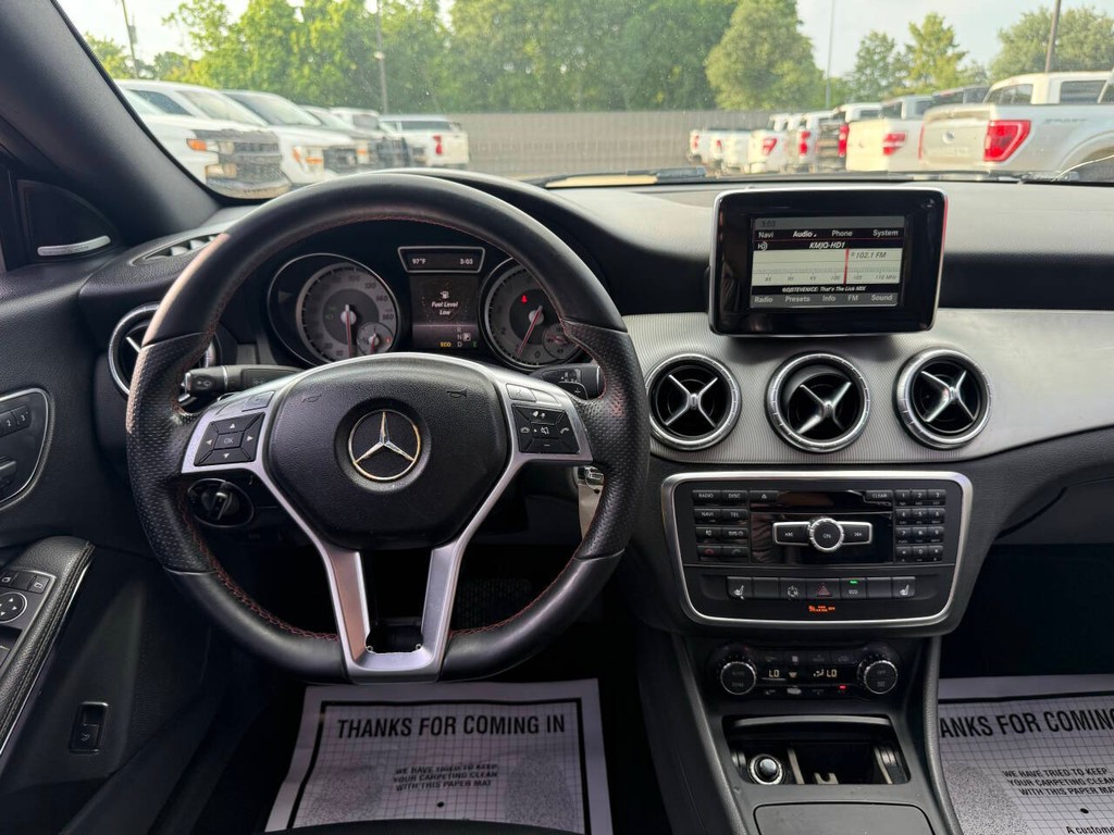 Mercedes-Benz CLA-Class Vehicle Full-screen Gallery Image 22