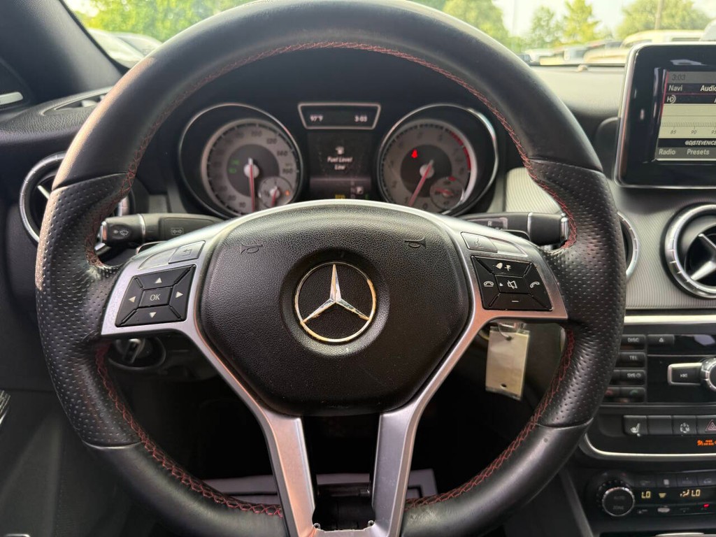 Mercedes-Benz CLA-Class Vehicle Full-screen Gallery Image 24
