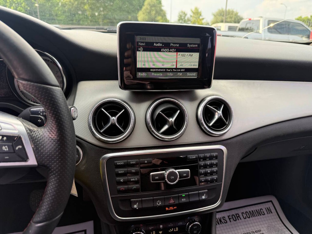 Mercedes-Benz CLA-Class Vehicle Full-screen Gallery Image 25