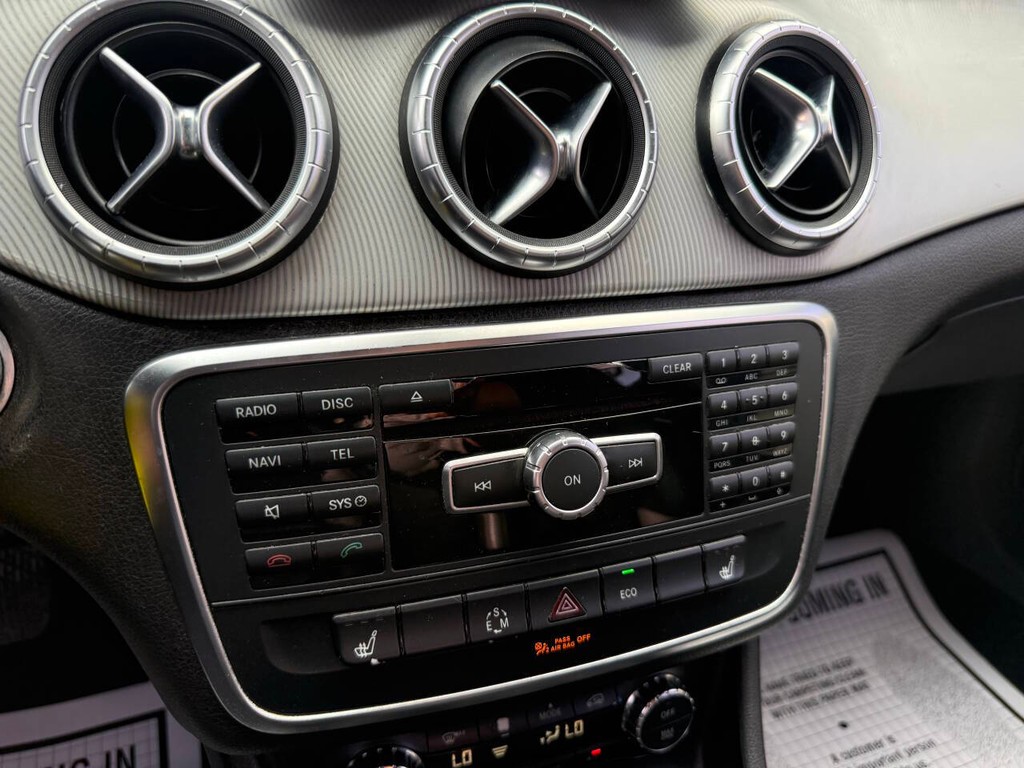 Mercedes-Benz CLA-Class Vehicle Full-screen Gallery Image 27