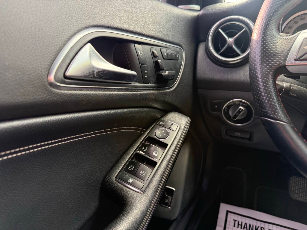 Mercedes-Benz CLA-Class Vehicle Full-screen Gallery Image 30