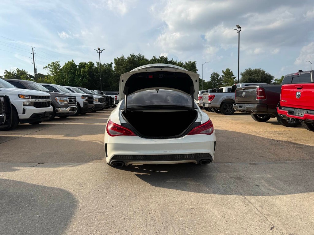 Mercedes-Benz CLA-Class Vehicle Full-screen Gallery Image 35