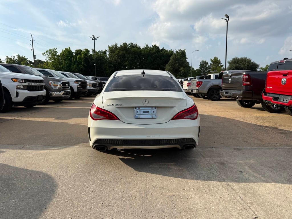 Mercedes-Benz CLA-Class Vehicle Full-screen Gallery Image 36