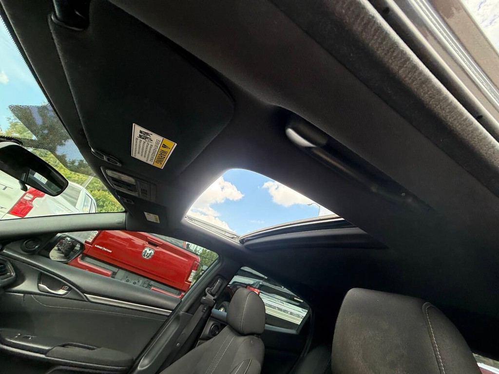 Honda Civic Hatchback Vehicle Full-screen Gallery Image 31