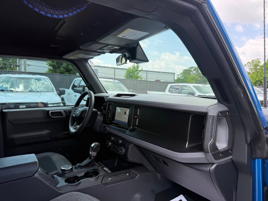 Ford Bronco Vehicle Full-screen Gallery Image 09