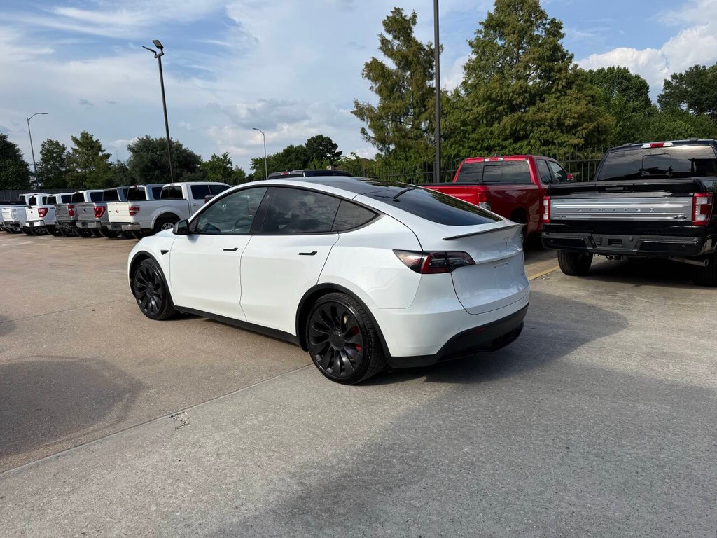 Tesla Model Y Vehicle Full-screen Gallery Image 04