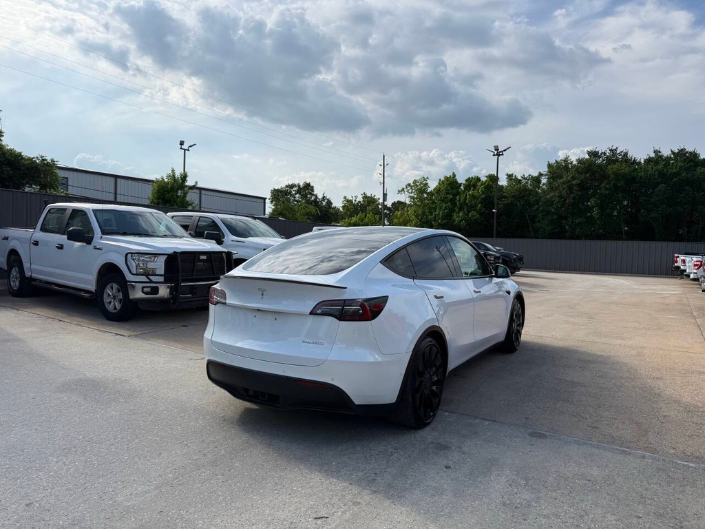 Tesla Model Y Vehicle Full-screen Gallery Image 05