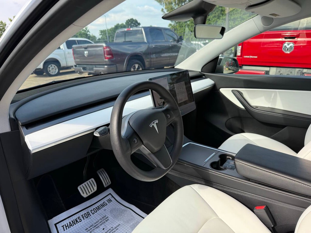 Tesla Model Y Vehicle Full-screen Gallery Image 06