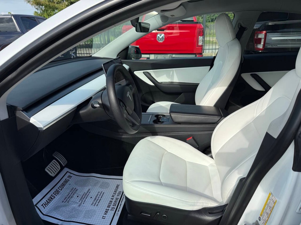 Tesla Model Y Vehicle Full-screen Gallery Image 07