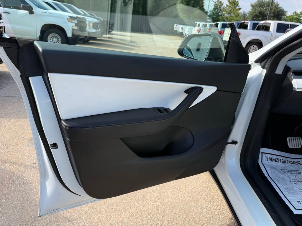 Tesla Model Y Vehicle Full-screen Gallery Image 08