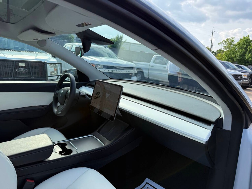 Tesla Model Y Vehicle Full-screen Gallery Image 09