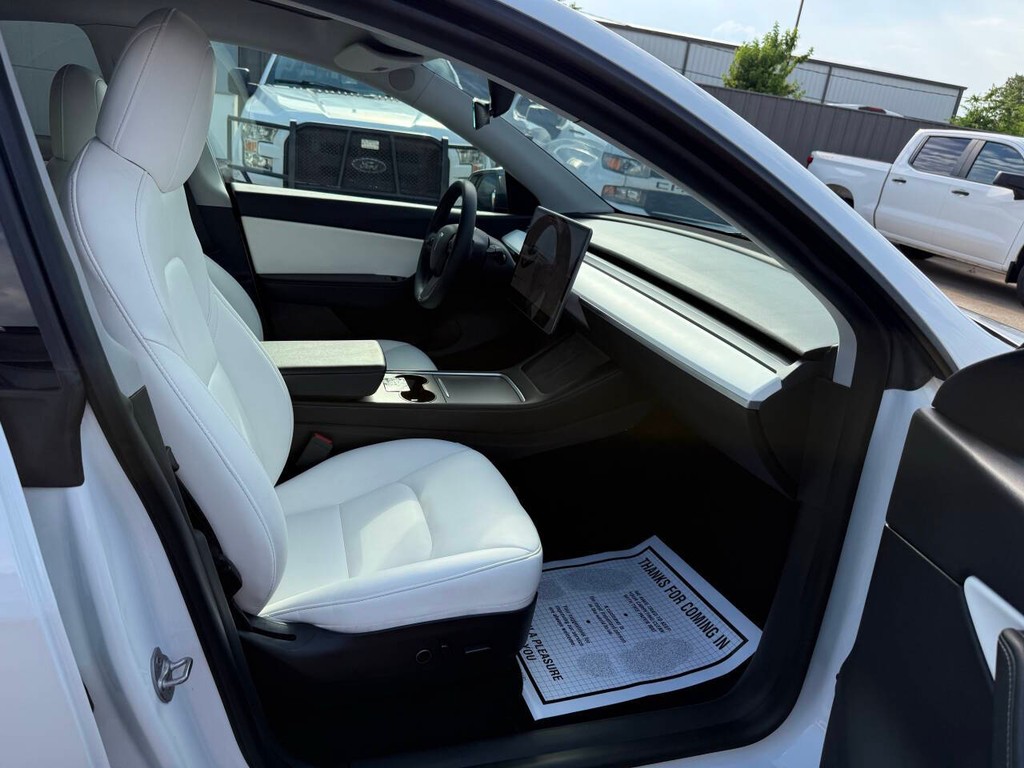 Tesla Model Y Vehicle Full-screen Gallery Image 10
