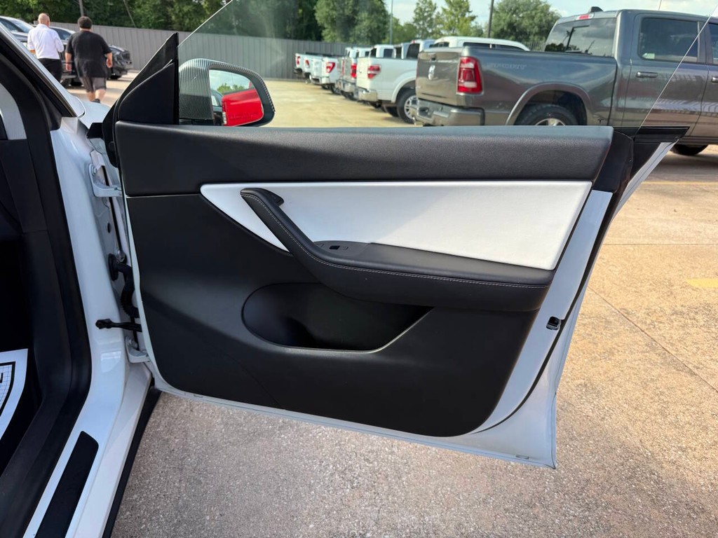 Tesla Model Y Vehicle Full-screen Gallery Image 11