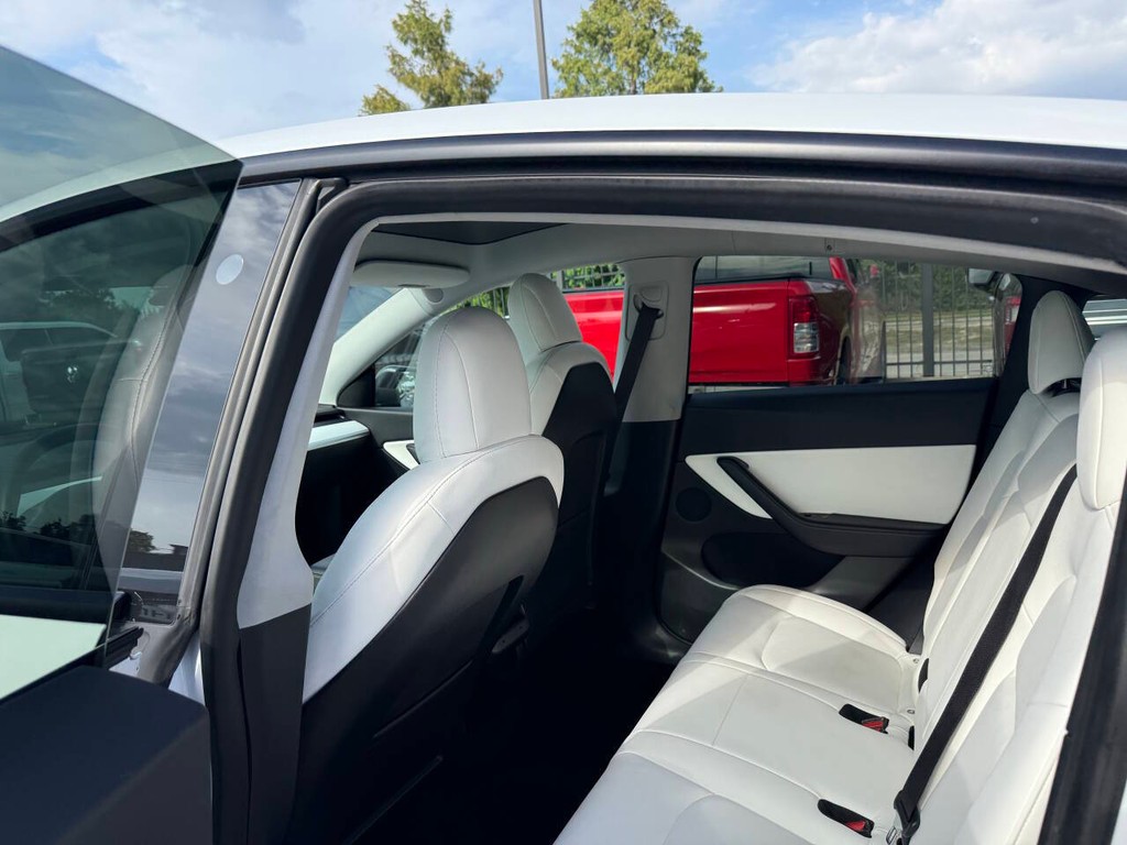 Tesla Model Y Vehicle Full-screen Gallery Image 12