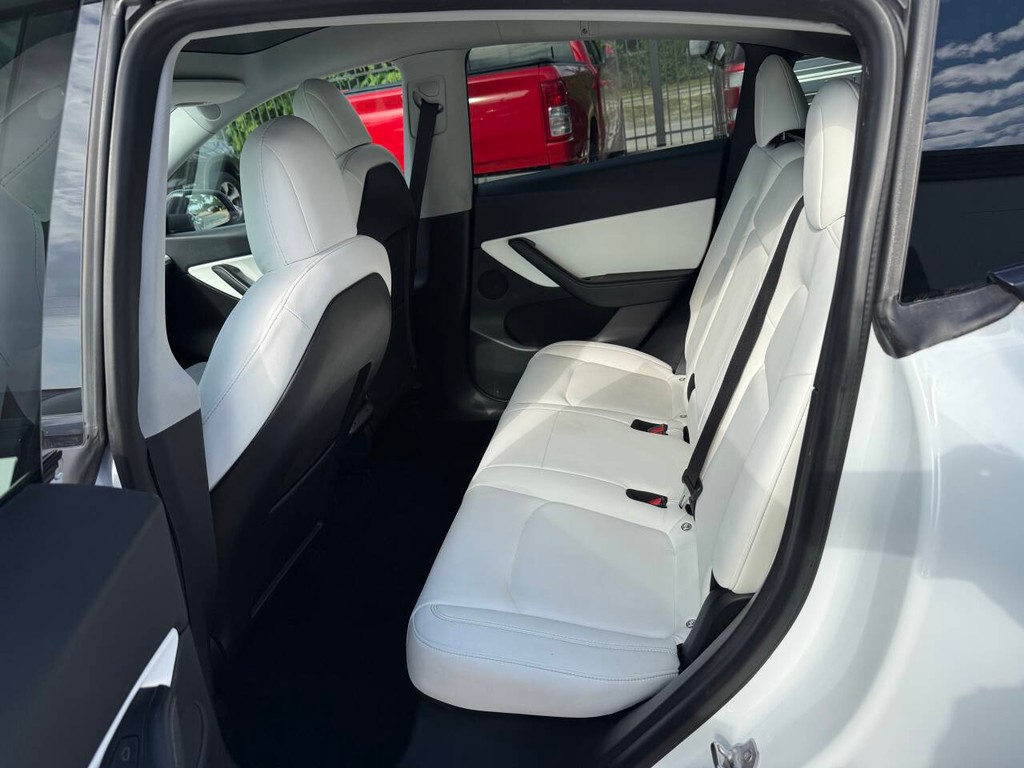 Tesla Model Y Vehicle Full-screen Gallery Image 13