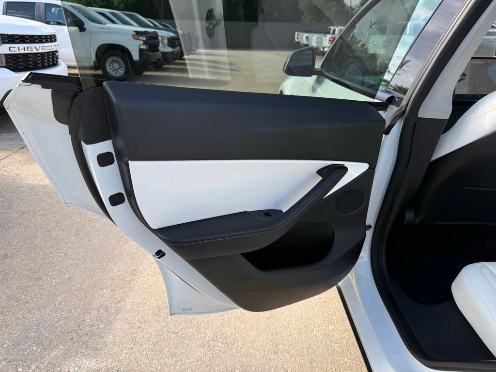 Tesla Model Y Vehicle Full-screen Gallery Image 14