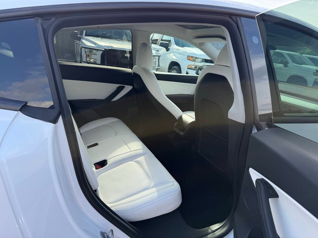 Tesla Model Y Vehicle Full-screen Gallery Image 15