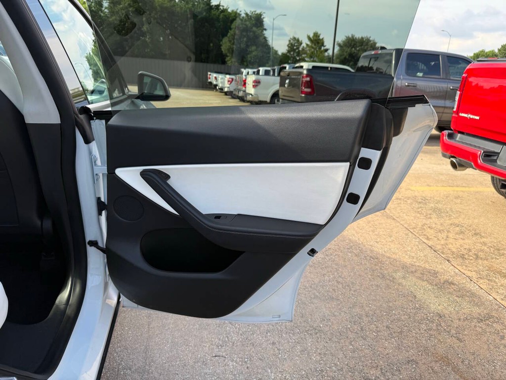 Tesla Model Y Vehicle Full-screen Gallery Image 16