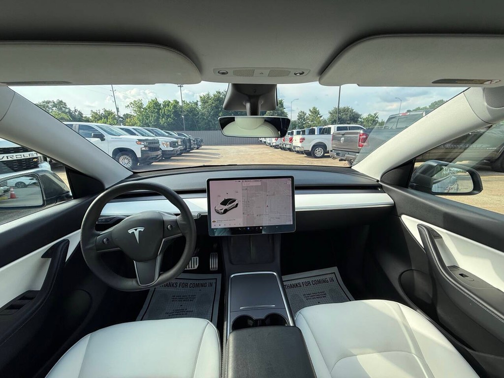 Tesla Model Y Vehicle Full-screen Gallery Image 18