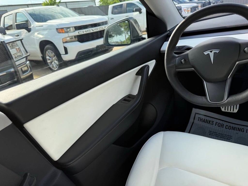 Tesla Model Y Vehicle Full-screen Gallery Image 19