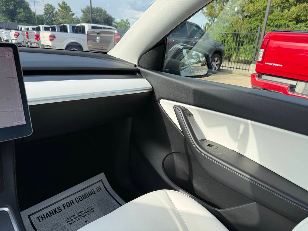 Tesla Model Y Vehicle Full-screen Gallery Image 20