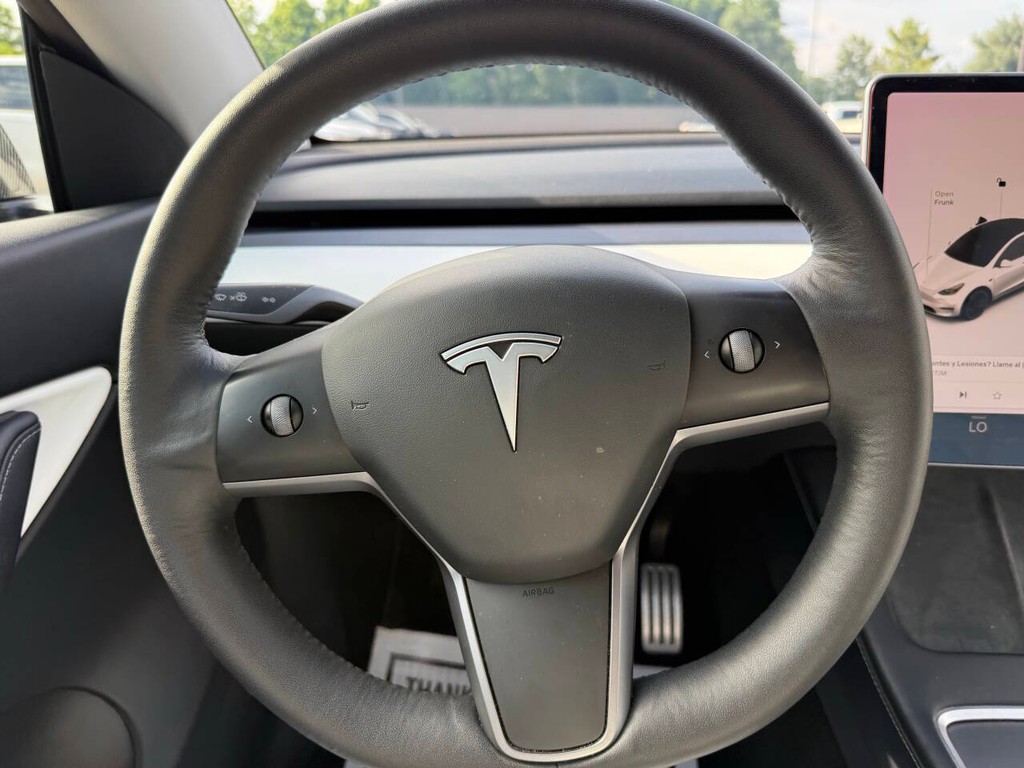 Tesla Model Y Vehicle Full-screen Gallery Image 23