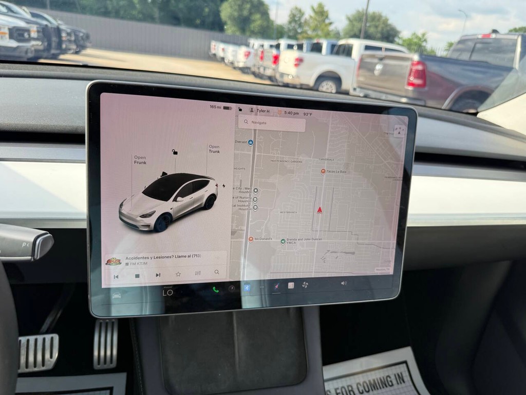 Tesla Model Y Vehicle Full-screen Gallery Image 24