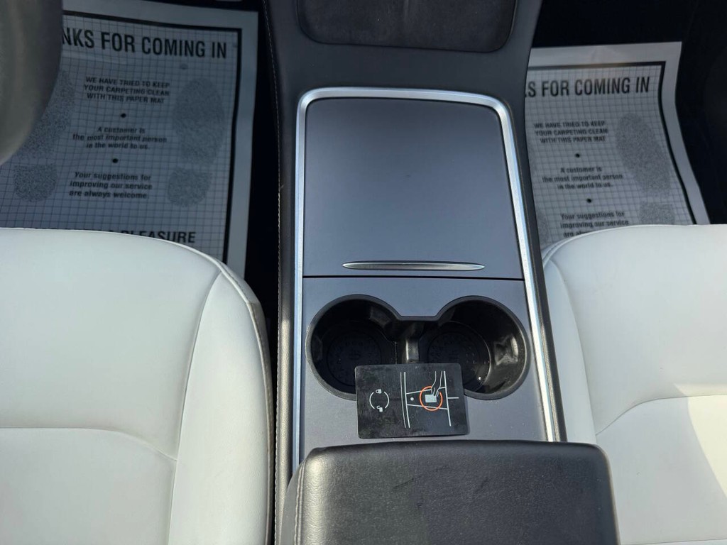 Tesla Model Y Vehicle Full-screen Gallery Image 25