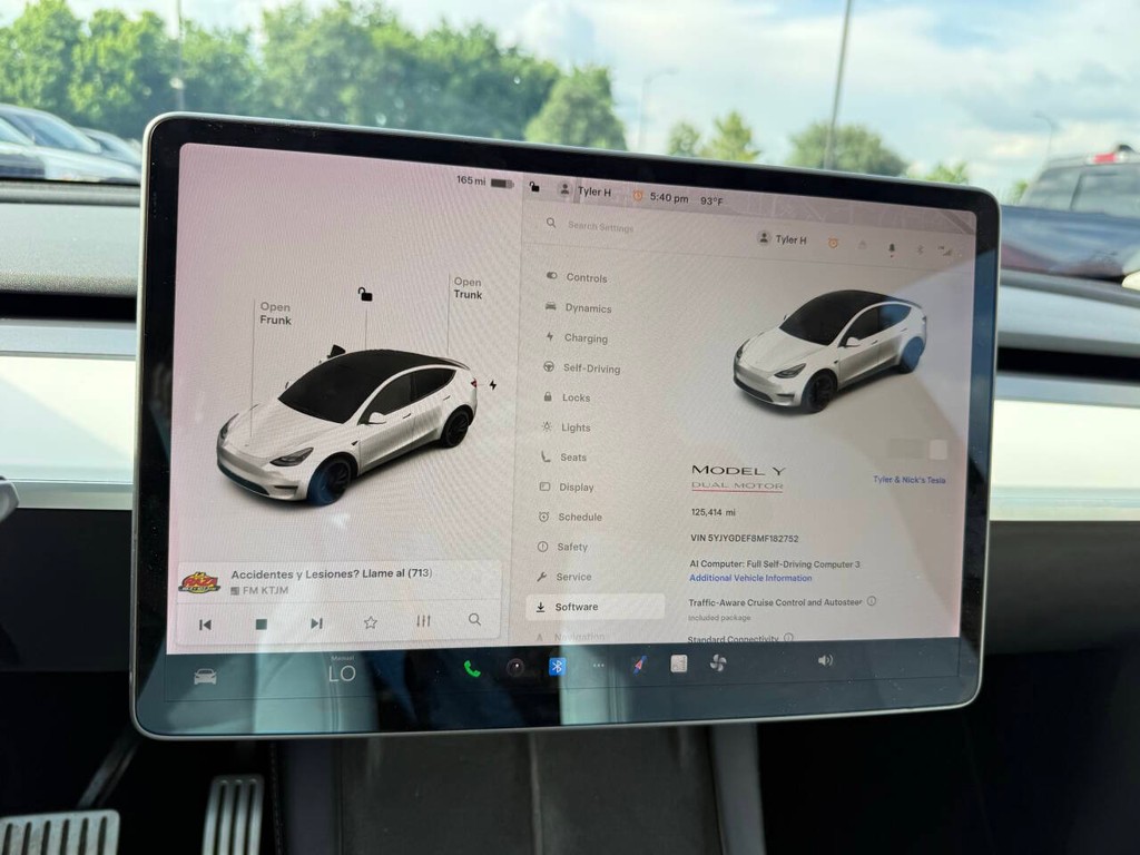 Tesla Model Y Vehicle Full-screen Gallery Image 26