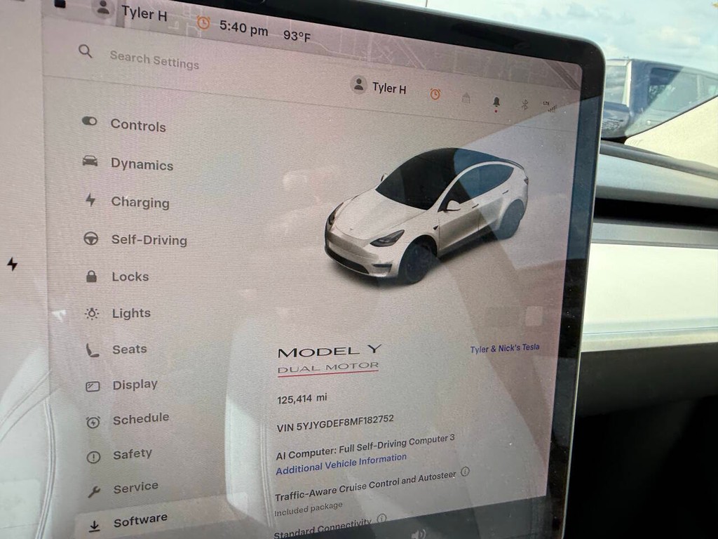 Tesla Model Y Vehicle Full-screen Gallery Image 27