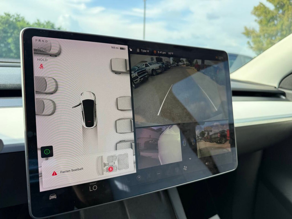 Tesla Model Y Vehicle Full-screen Gallery Image 29