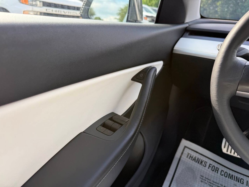 Tesla Model Y Vehicle Full-screen Gallery Image 30