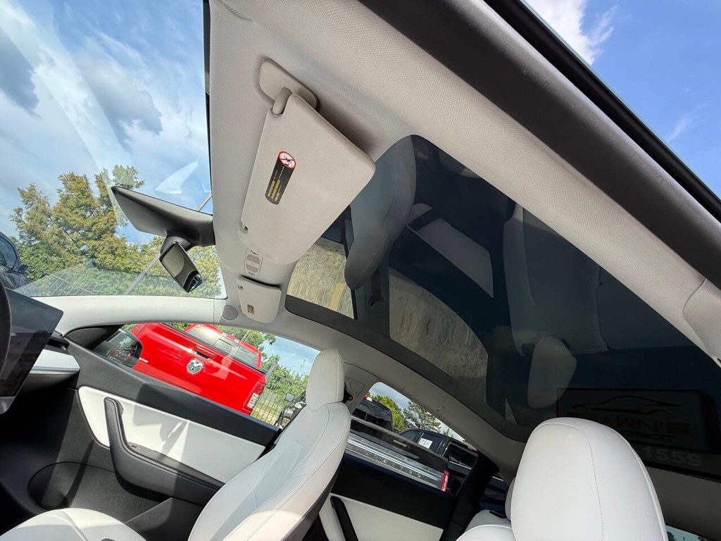 Tesla Model Y Vehicle Full-screen Gallery Image 31