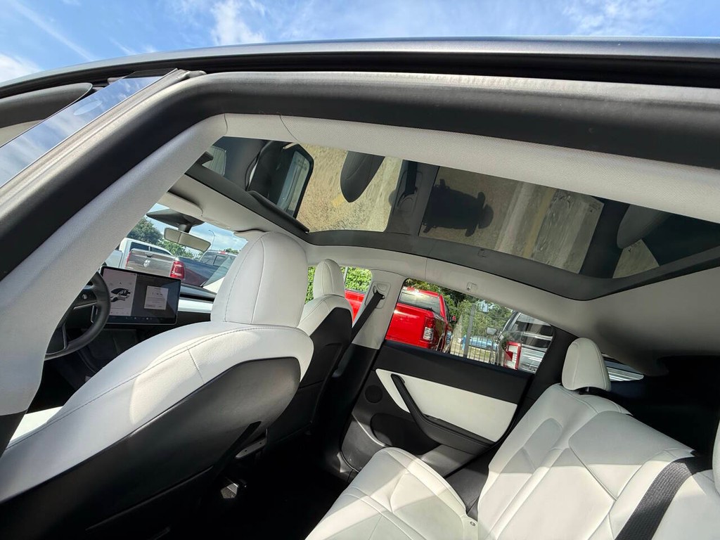 Tesla Model Y Vehicle Full-screen Gallery Image 32