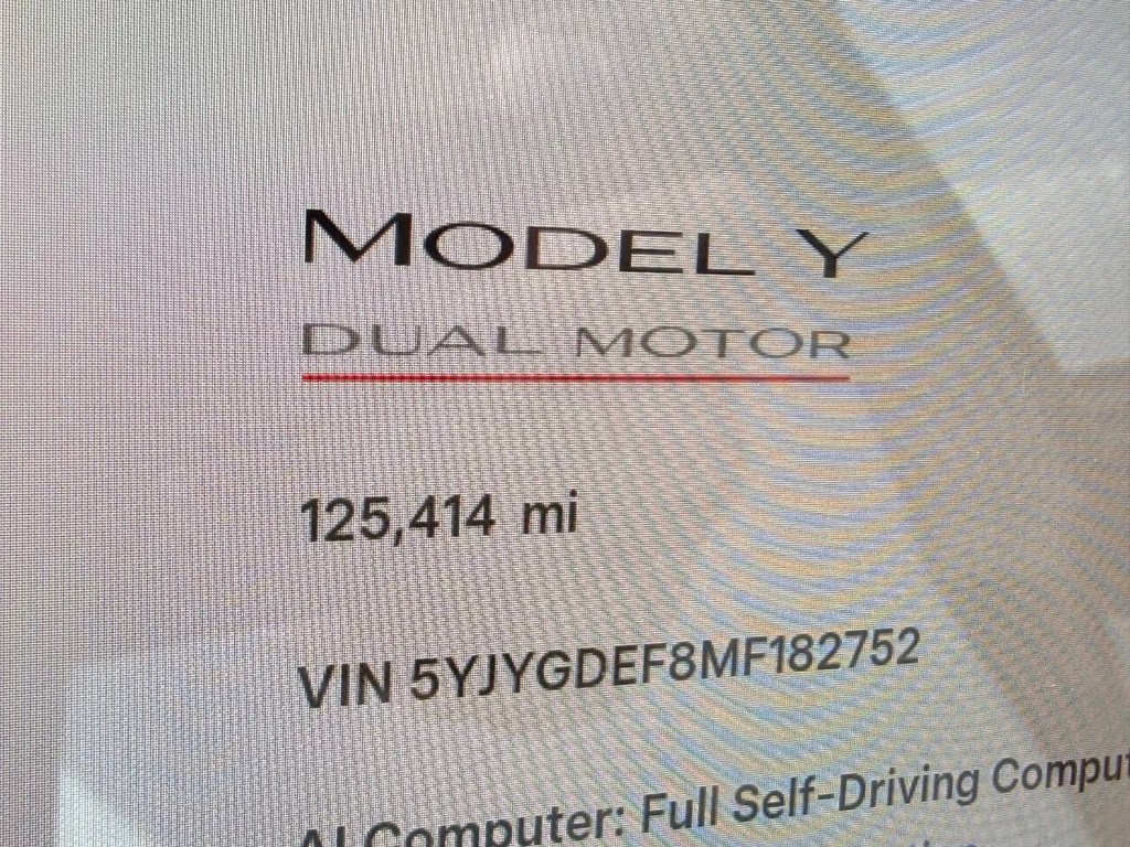 Tesla Model Y Vehicle Full-screen Gallery Image 34