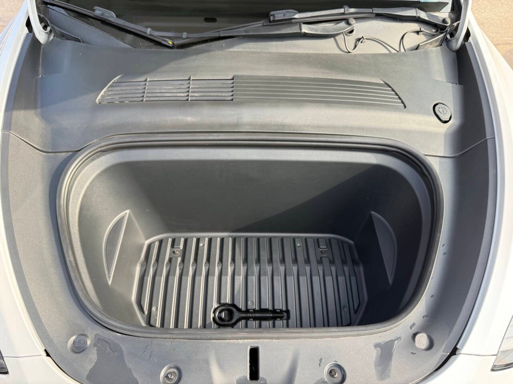 Tesla Model Y Vehicle Full-screen Gallery Image 36