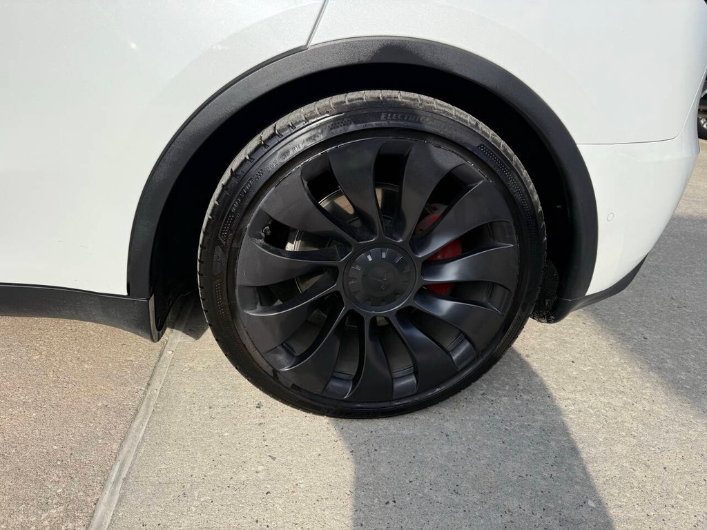 Tesla Model Y Vehicle Full-screen Gallery Image 37