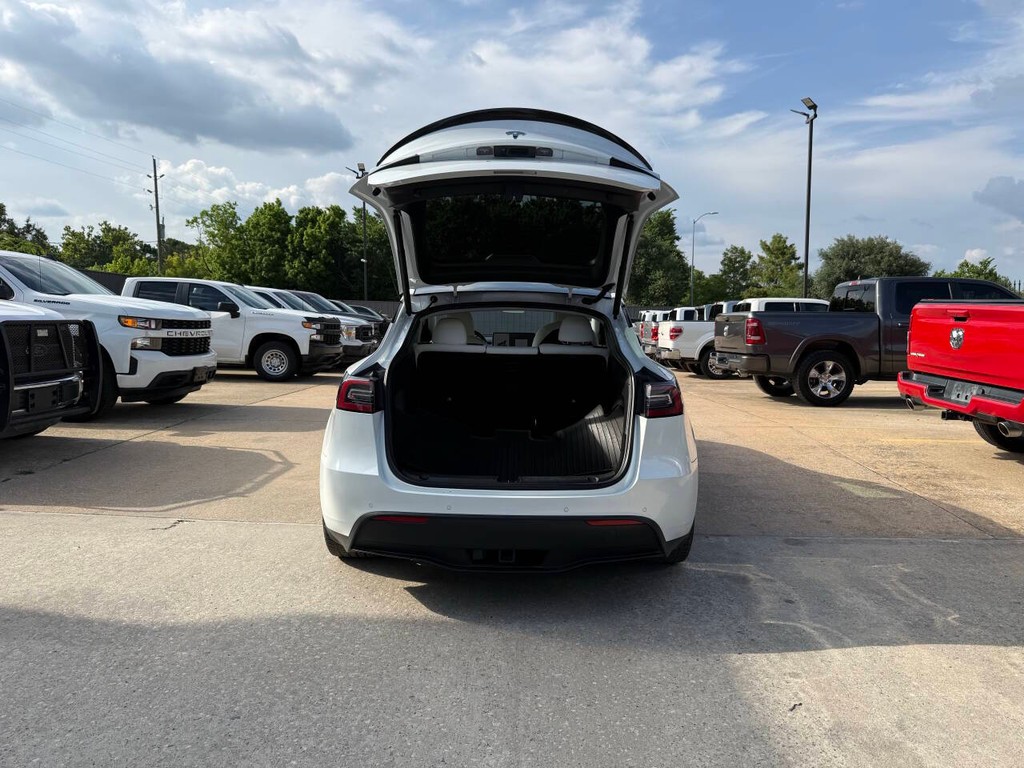Tesla Model Y Vehicle Full-screen Gallery Image 38