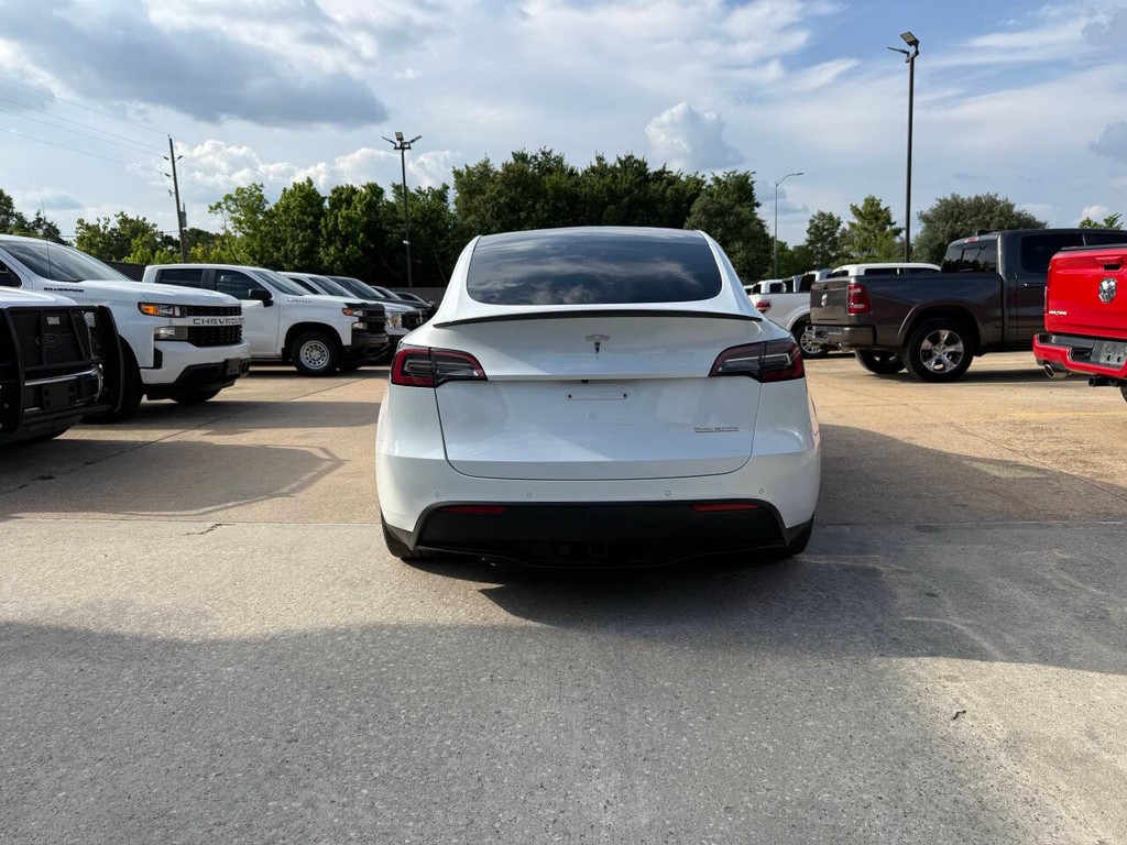 Tesla Model Y Vehicle Full-screen Gallery Image 40