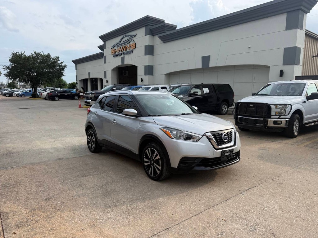 Nissan Kicks Vehicle Full-screen Gallery Image 02