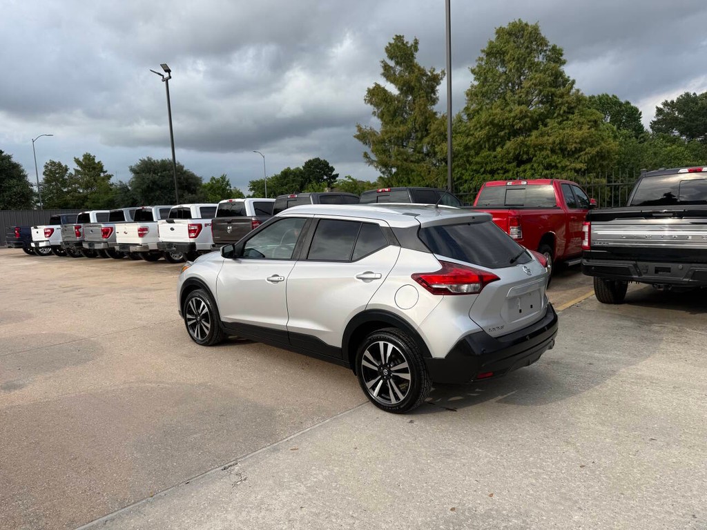 Nissan Kicks Vehicle Full-screen Gallery Image 04