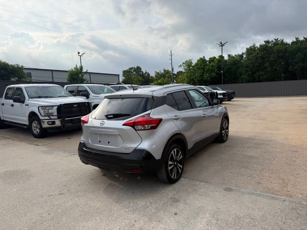 Nissan Kicks Vehicle Full-screen Gallery Image 05
