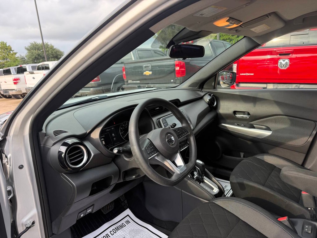Nissan Kicks Vehicle Full-screen Gallery Image 06