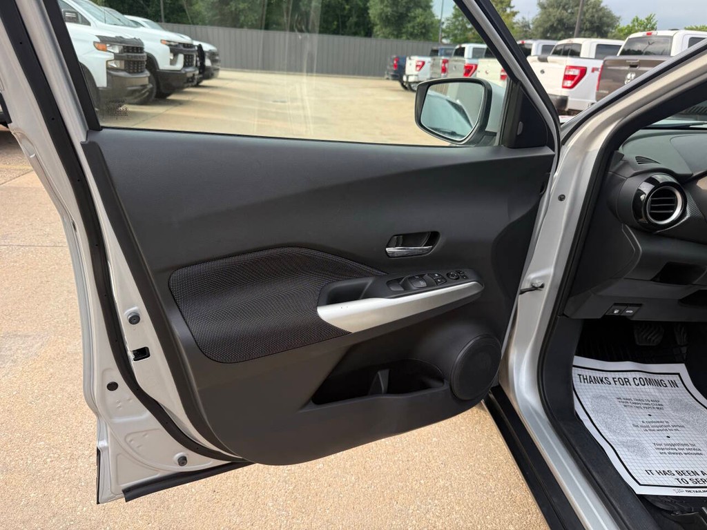 Nissan Kicks Vehicle Full-screen Gallery Image 08