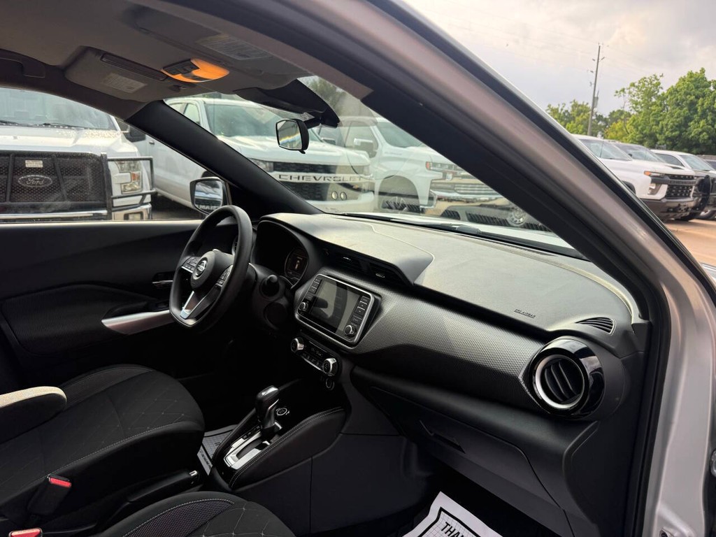 Nissan Kicks Vehicle Full-screen Gallery Image 09