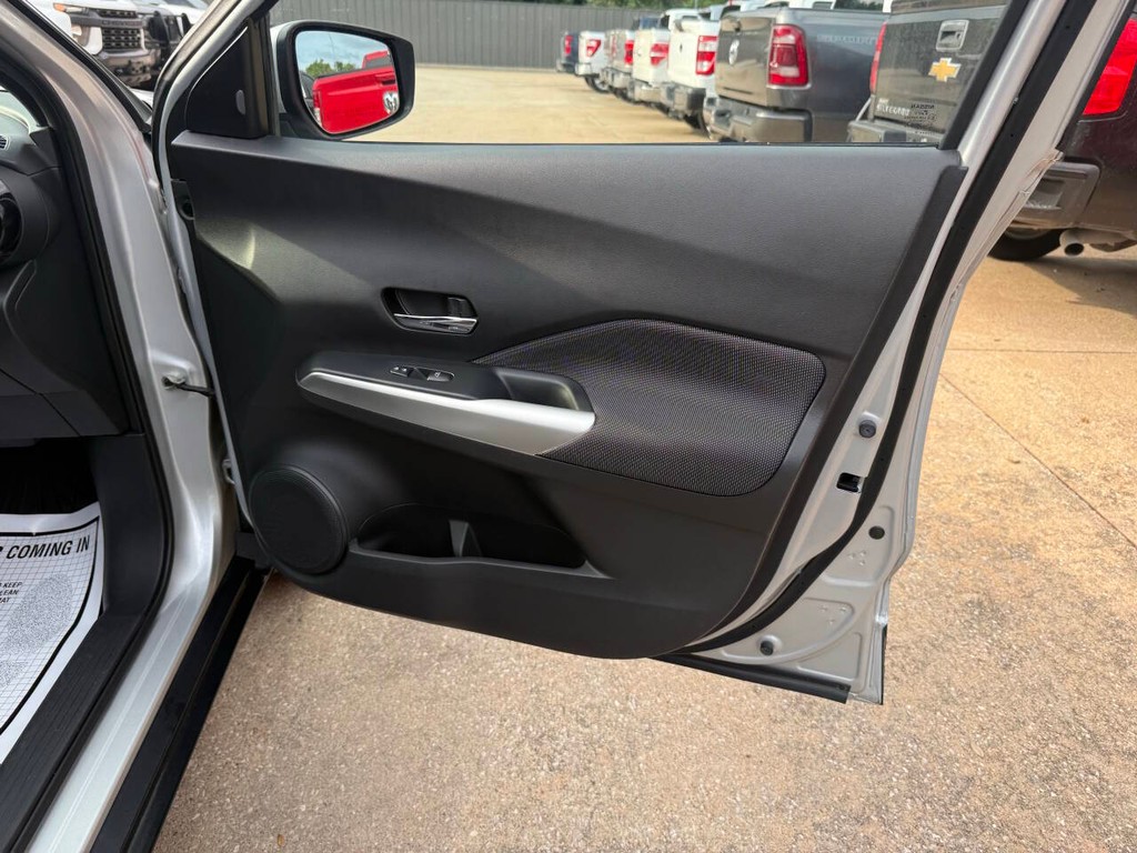 Nissan Kicks Vehicle Full-screen Gallery Image 11