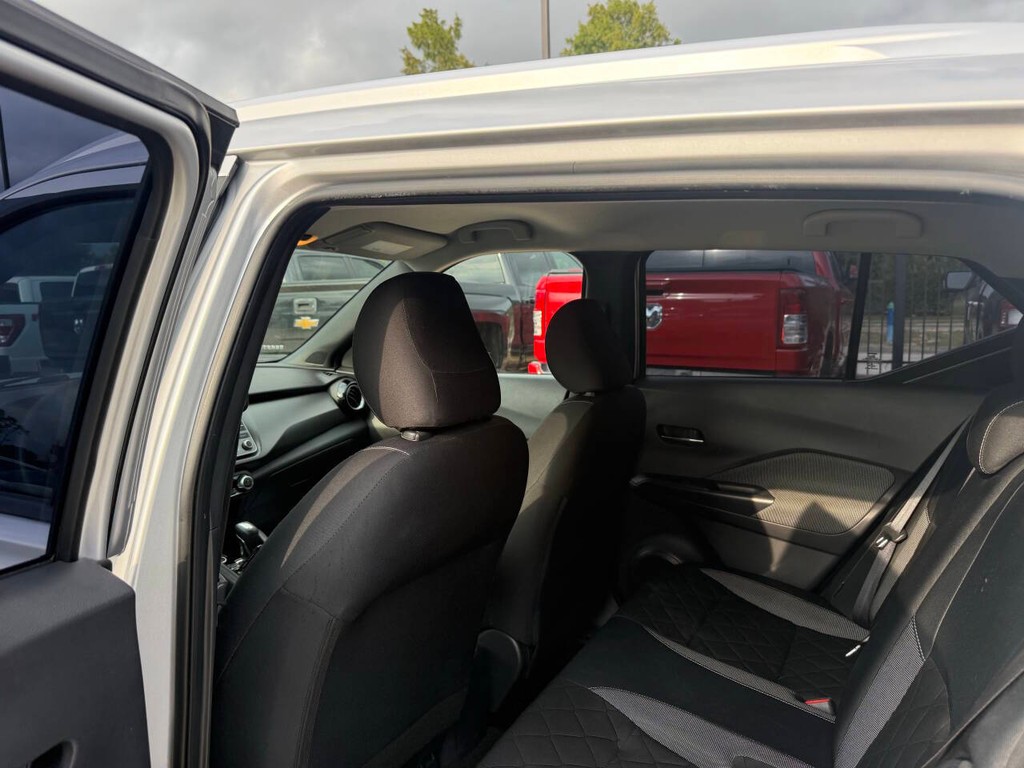 Nissan Kicks Vehicle Full-screen Gallery Image 12