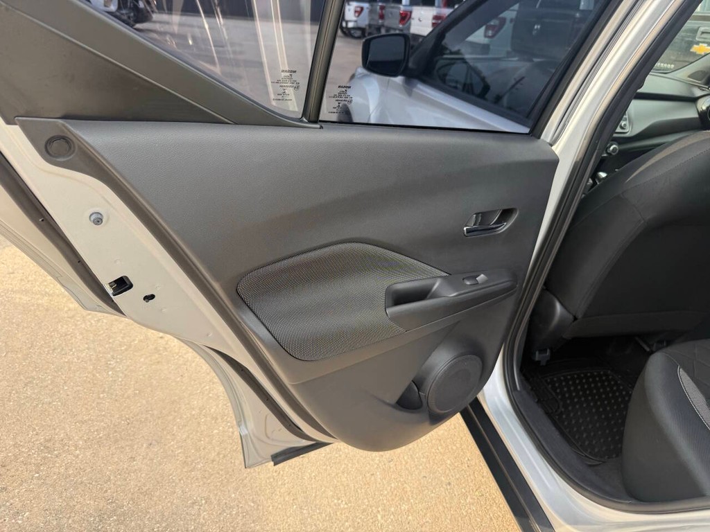 Nissan Kicks Vehicle Full-screen Gallery Image 14