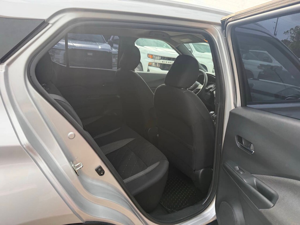 Nissan Kicks Vehicle Full-screen Gallery Image 15