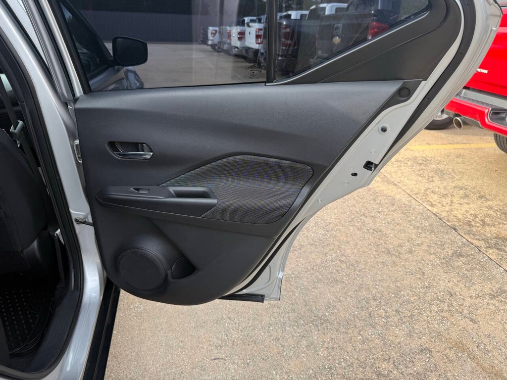 Nissan Kicks Vehicle Full-screen Gallery Image 16